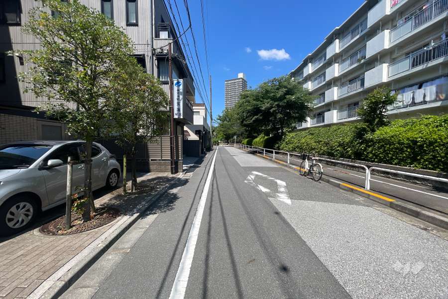 敷地の北側前面道路（東側から）