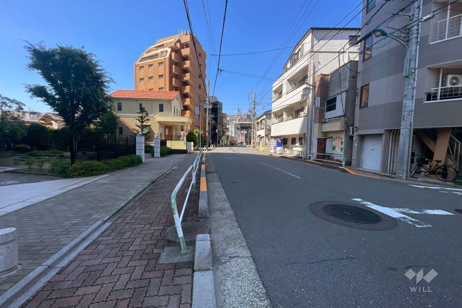 敷地北西側の前面道路（北東側から）