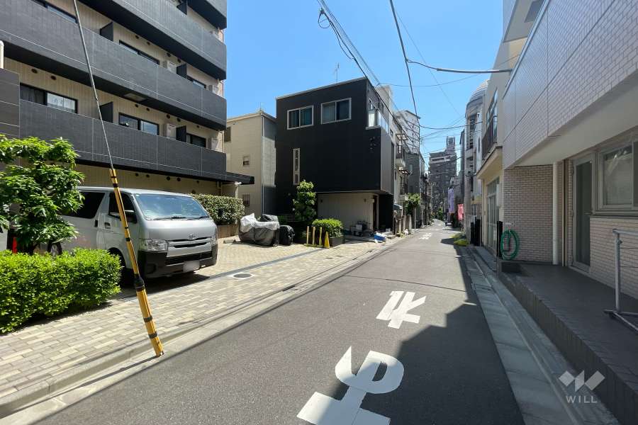 敷地北西側の前面道路（北東側から）