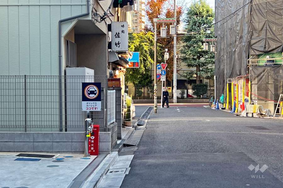敷地南西側の前面道路（北西側から）