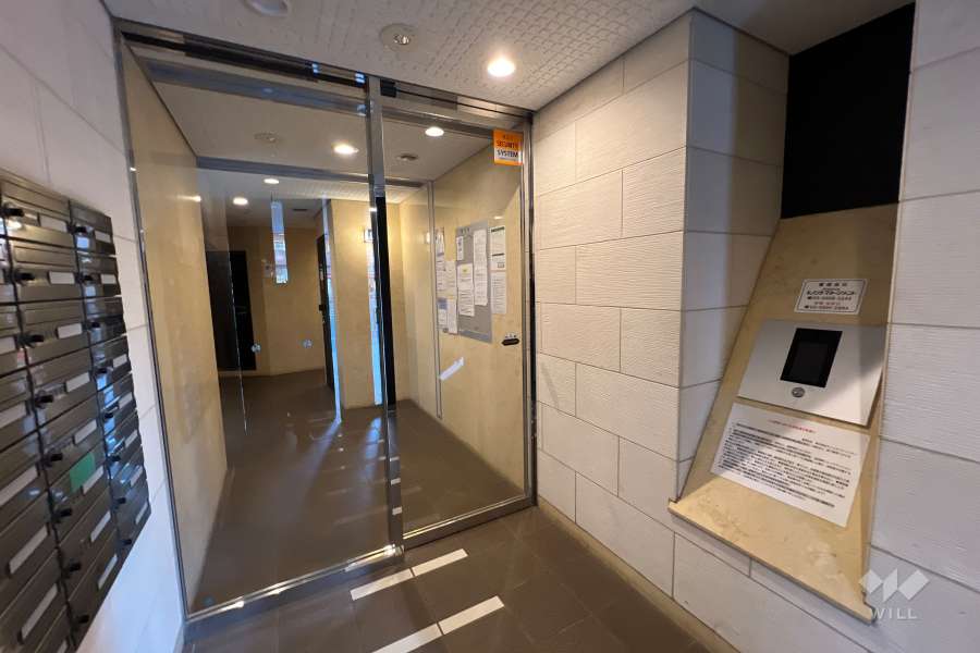 エントランスはオートロック付きです。