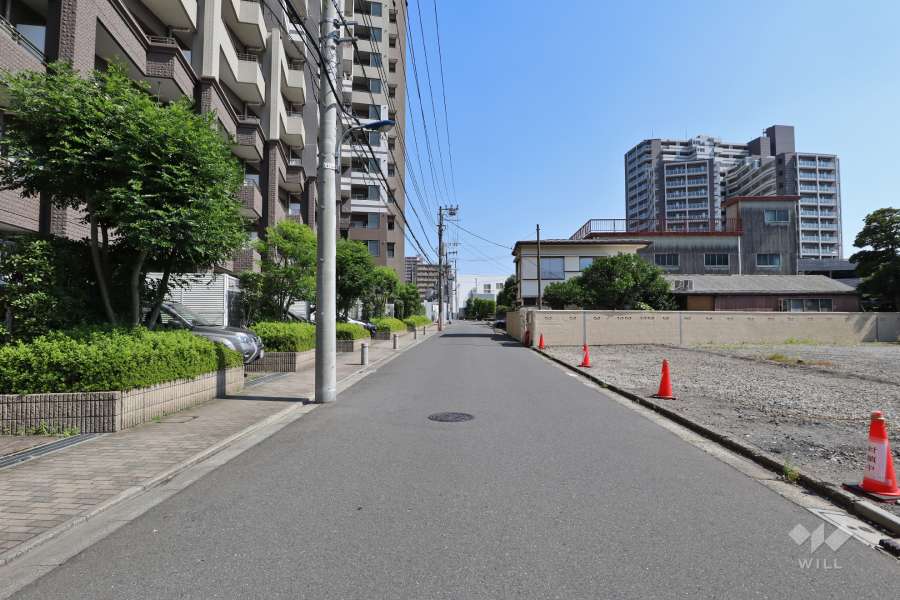敷地西側の前面道路（北側から）
