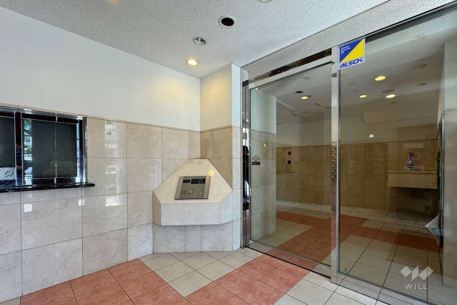 エントランスはオートロック付きです。