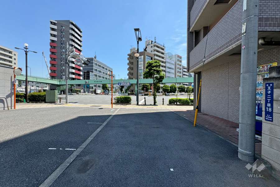 敷地の北側前面道路（西側から）