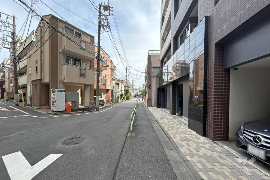 敷地東側の前面道路