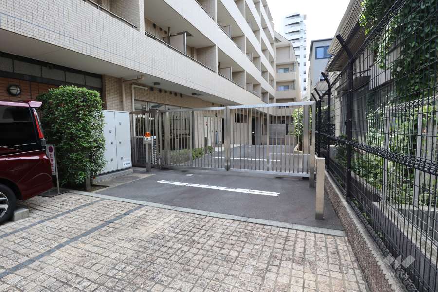 駐車場の出入り口（ロボットゲート付き）