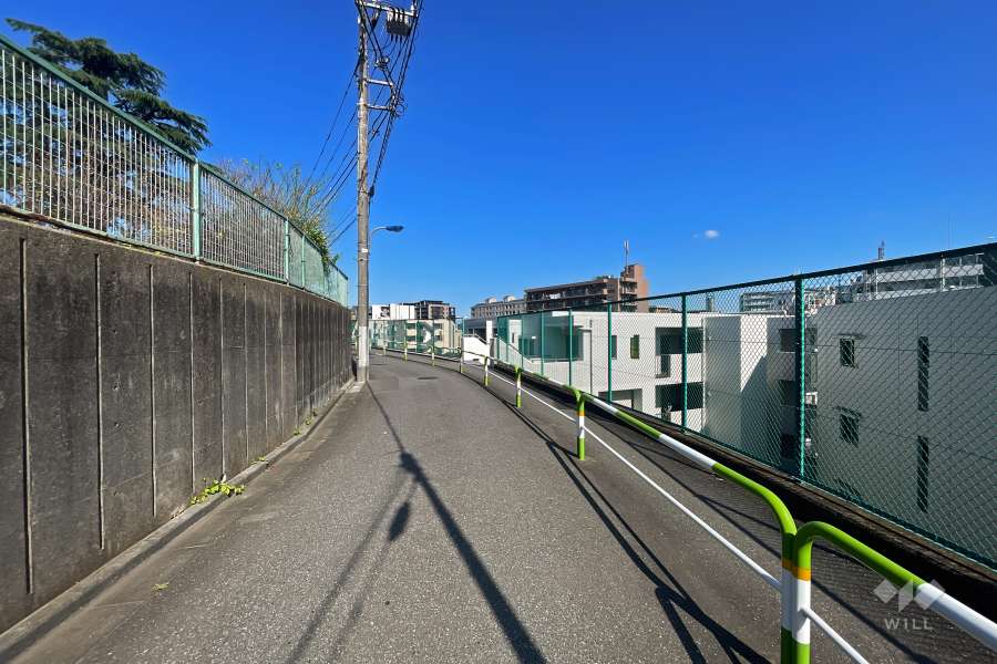 敷地南側の前面道路（東側から）