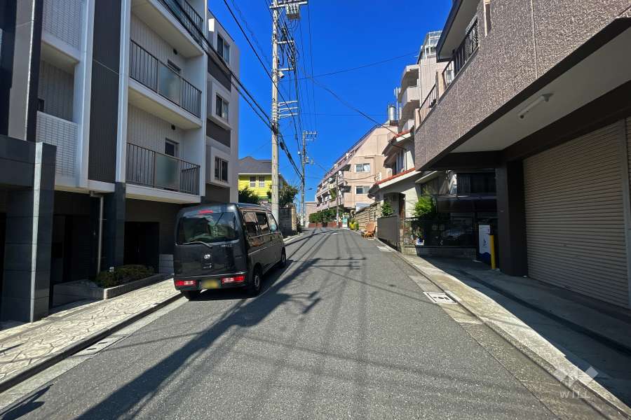 敷地の北側前面道路（東側から）