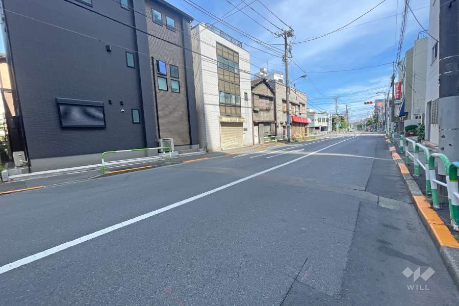 敷地北東側の前面道路（北西側から）