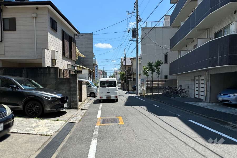 敷地の北東側前面道路（北西側から）