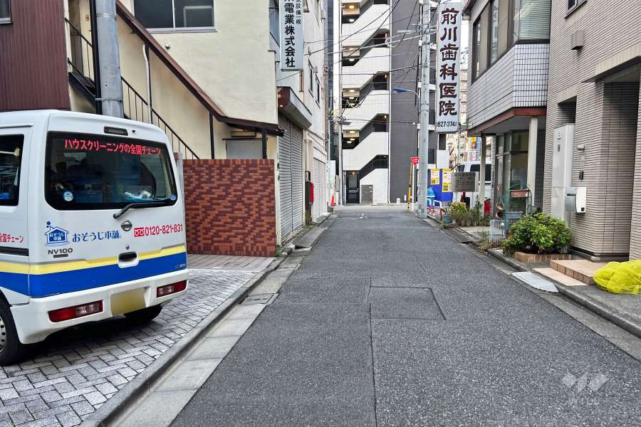 敷地の北東側前面道路（南東側から）