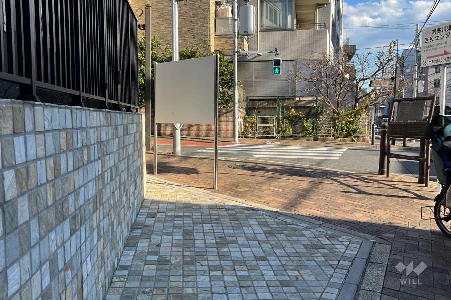 敷地南西側の前面道路（北西側から）