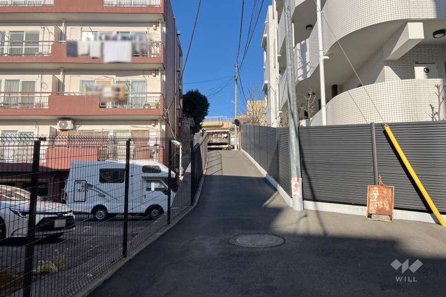 敷地西側の前面道路（南側から）