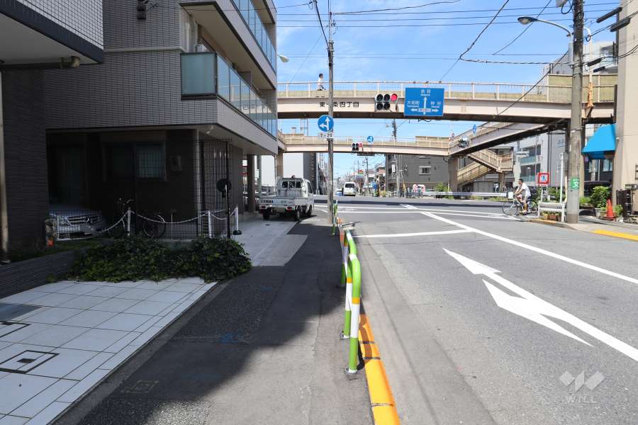 敷地の北東側前面道路（南東側から）