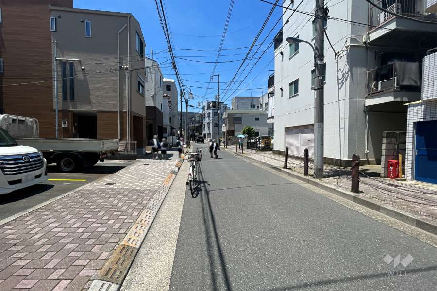 敷地南側の前面道路（東側から）