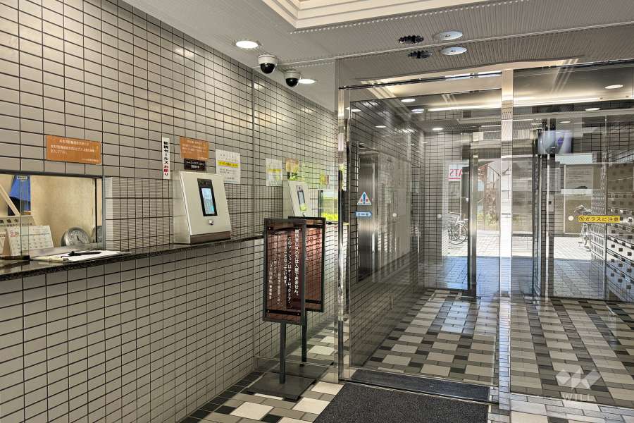 エントランスはオートロック付きです。