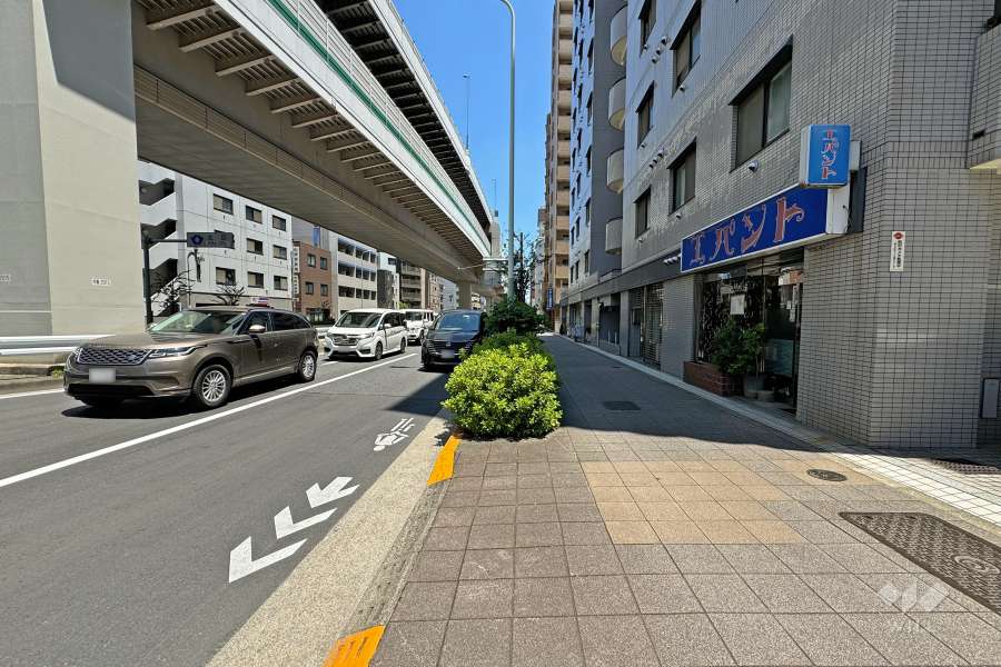 敷地北西側の前面道路