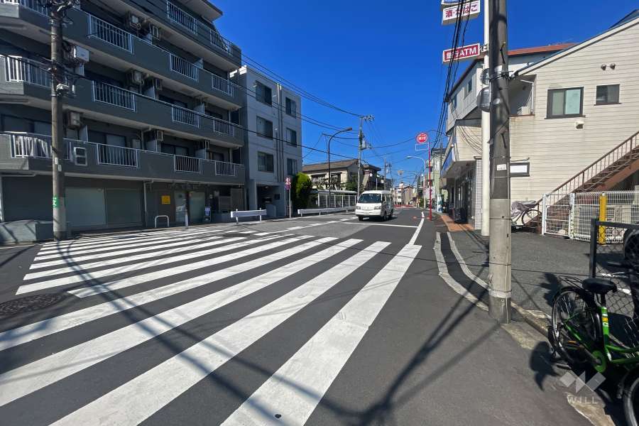 敷地北西側の前面道路（南西側から）