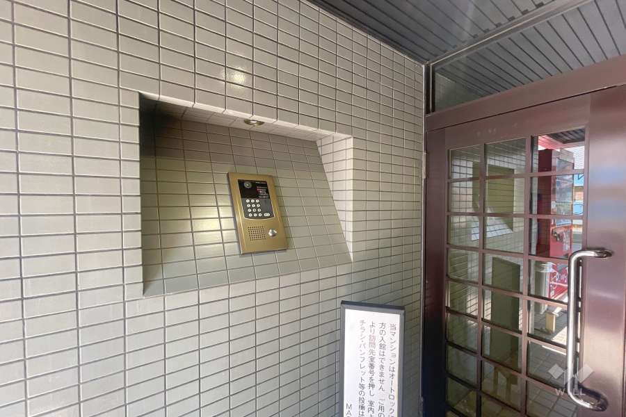 エントランスはオートロック付きです。