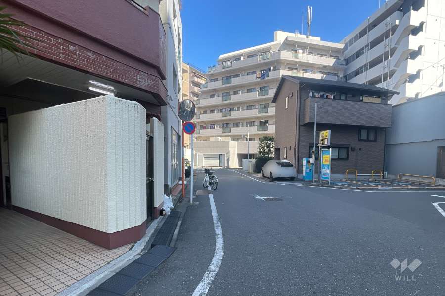 敷地の東側前面道路（南側から）