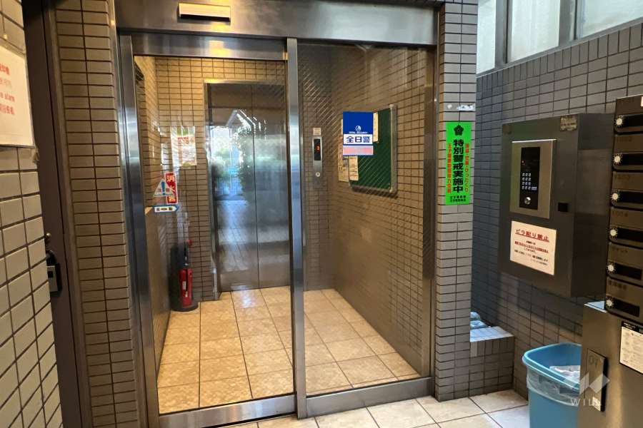 エントランスはオートロック付きです。