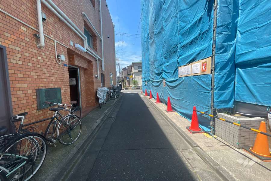 敷地の北側前面道路（東側から）