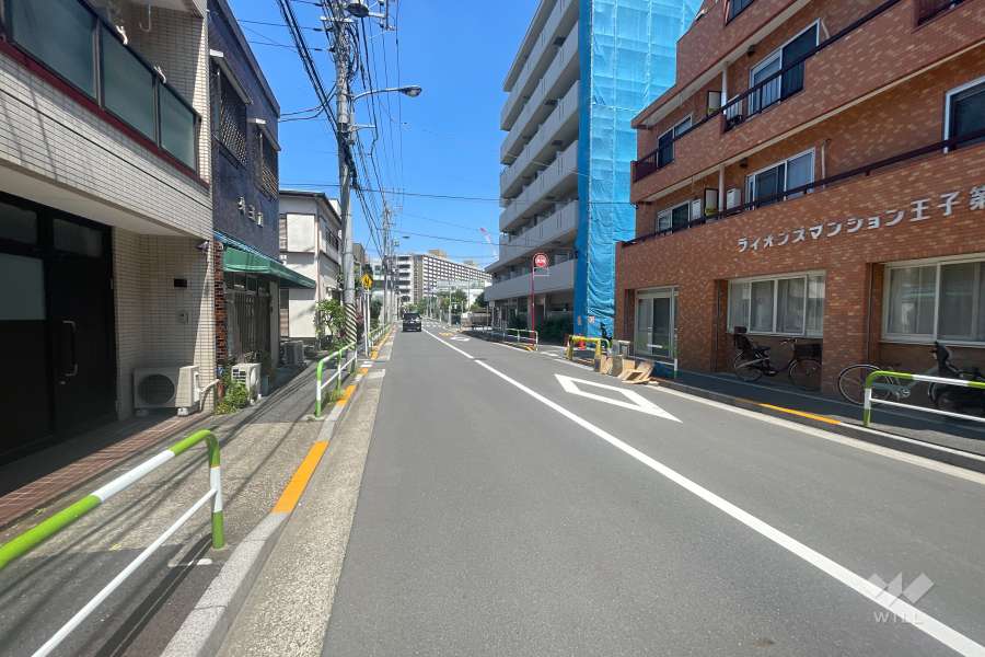 敷地の西側前面道路（南側から）