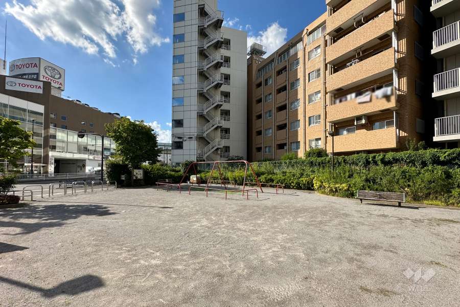 敷地に隣接する北区立東王子公園