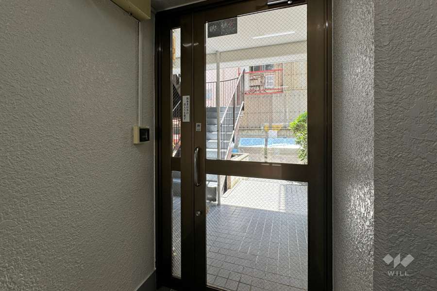 エントランスはオートロック付きです。