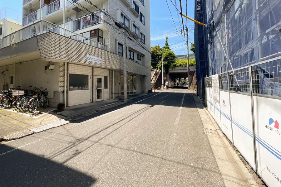 敷地東側の前面道路