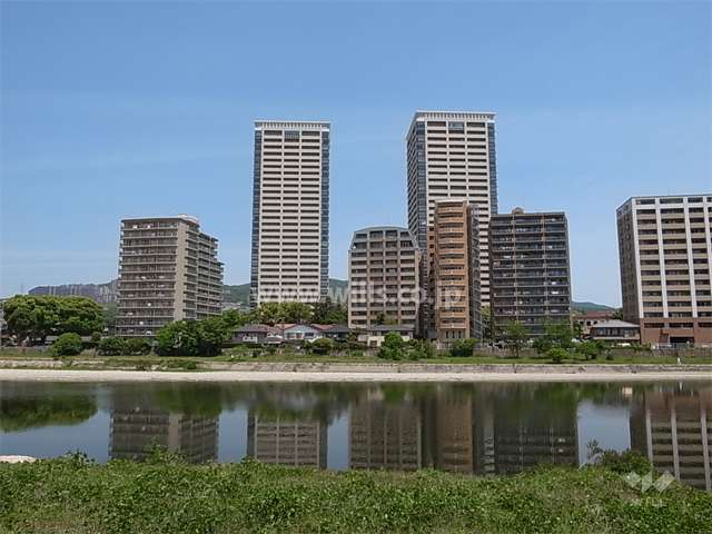敷地の少し南側には武庫川が流れています。