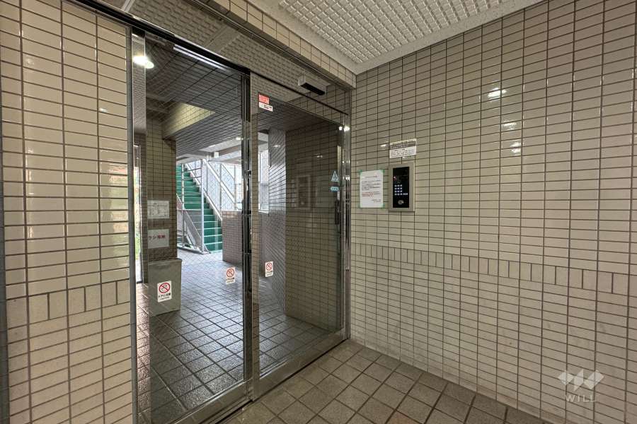 エントランスはオートロック付きです。