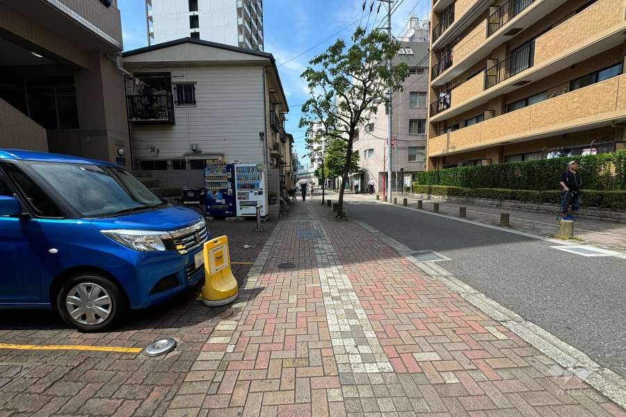 敷地の東側前面道路（南側から）