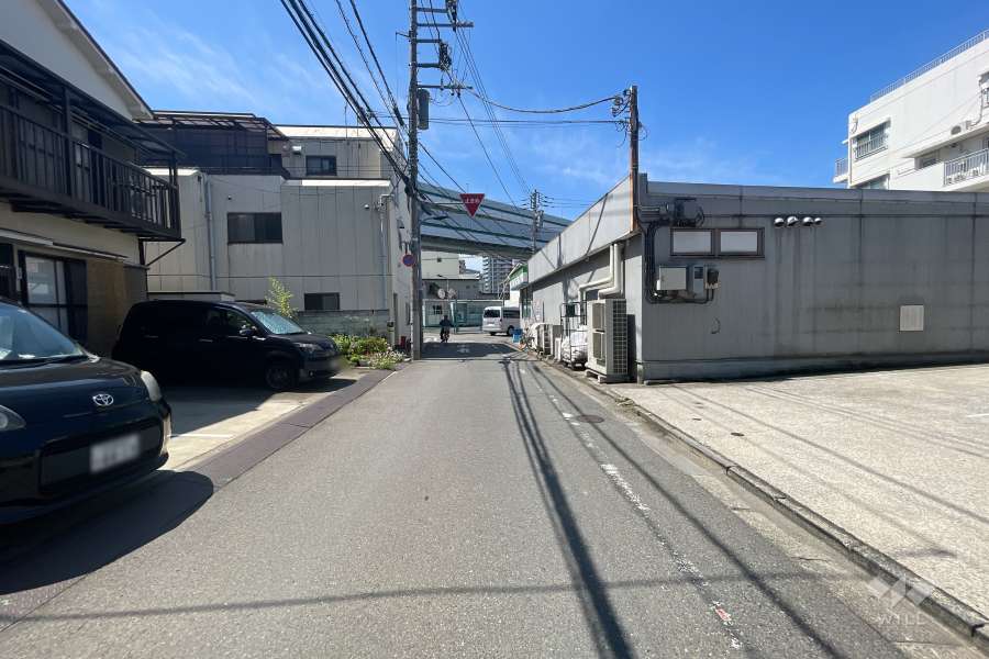 敷地西側の前面道路（北側から）
