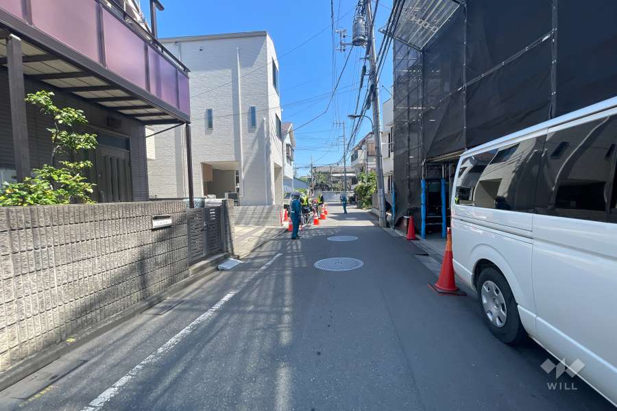 敷地西側の前面道路（南側から）