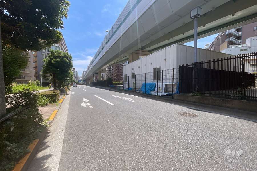 敷地の南側前面道路（西側から）