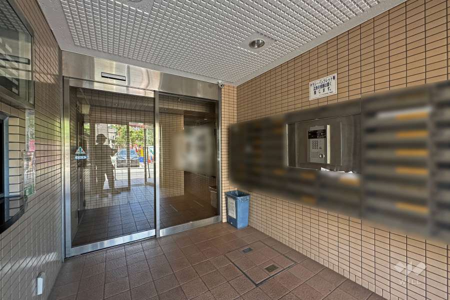 エントランスはオートロック付きです。