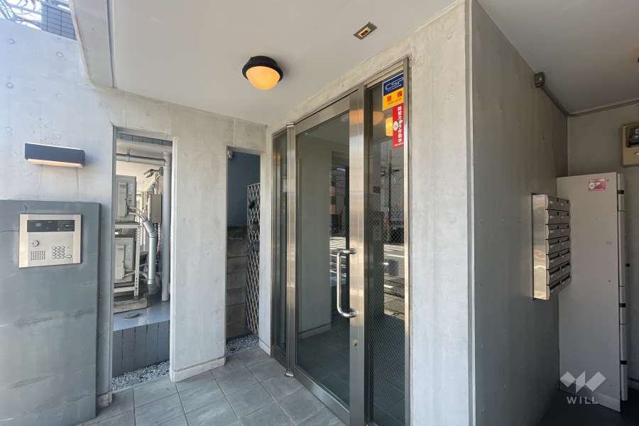 エントランスはオートロック付きです。