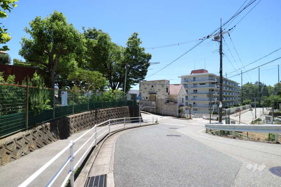 敷地南側の前面道路