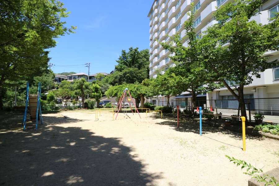 敷地南側に隣接する『逆瀬台２丁目公園』