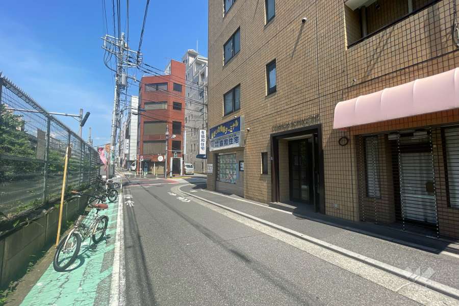 敷地北西側の前面道路（南西側から）