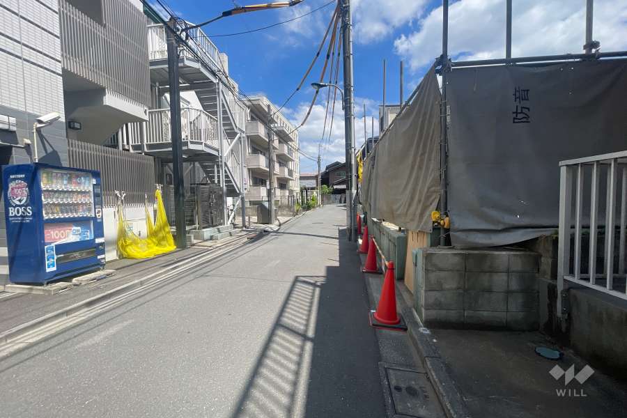 敷地の南側前面道路（西側から）