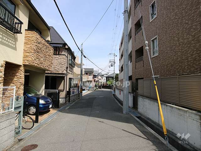 敷地西側の前面道路