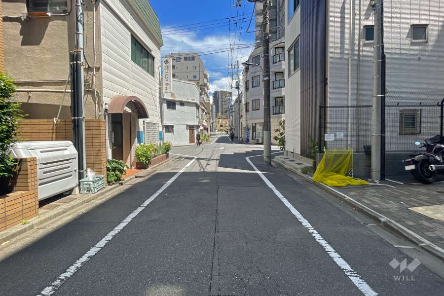 敷地北東側の前面道路（北西側から）