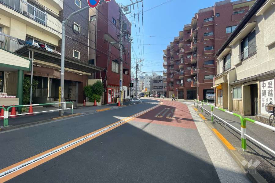 敷地北東側の前面道路（南東側から）