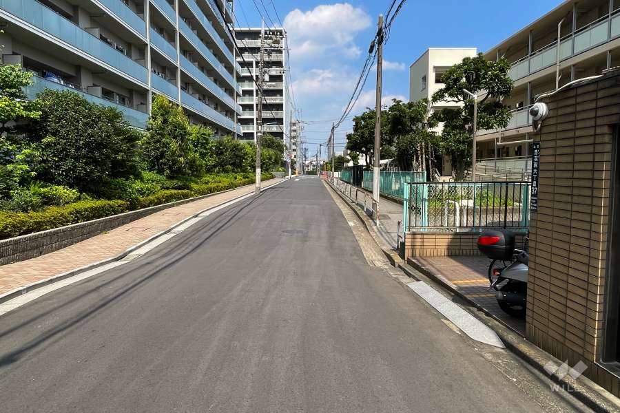 敷地北側の前面道路（西側から）