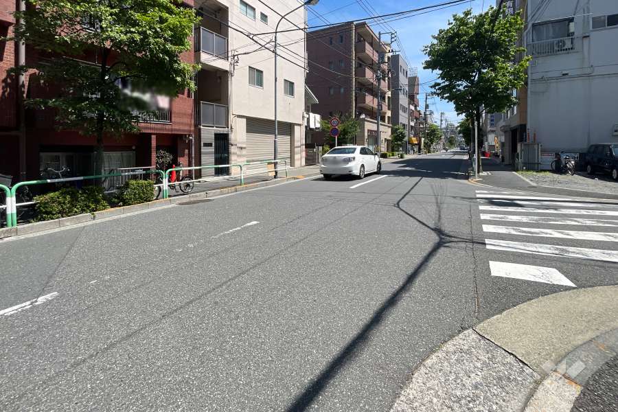 敷地西側の前面道路　