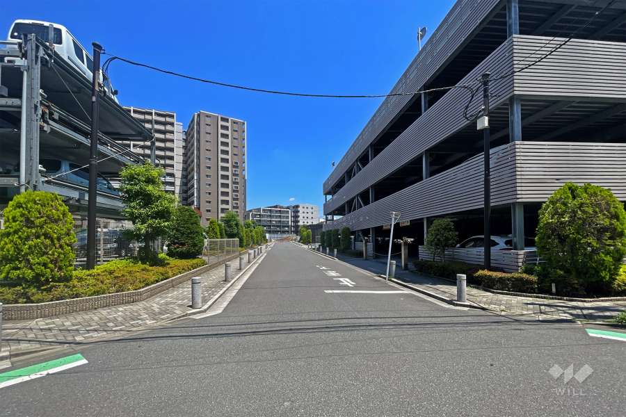 敷地北側の前面道路（西側から）