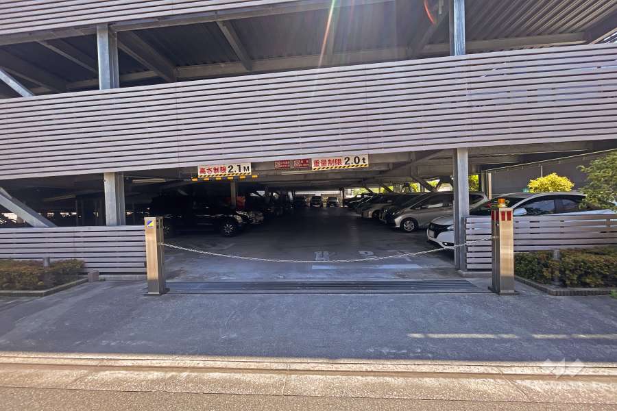 駐車場の出入り口(ロボットゲート付き)・敷地内駐車場（自走式立体）