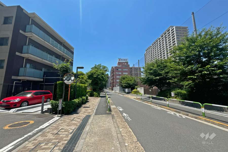 敷地の北側前面道路（東側から）